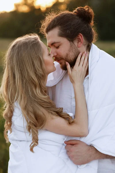 Blonde Küsst Den Typen Morgens Morgengrauen Paar Einer Decke Auf — Stockfoto