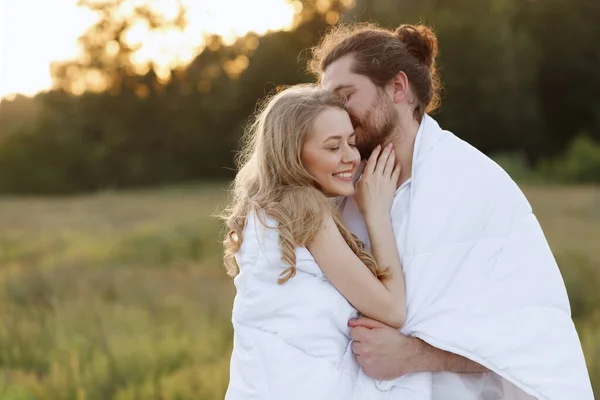 Felice Ragazza Ragazzo Una Coperta Baciare Tramonto — Foto Stock