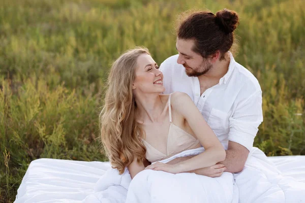 Casal Está Apaixonado Sorrindo Verão Uma Cama Natureza Menina Loira — Fotografia de Stock