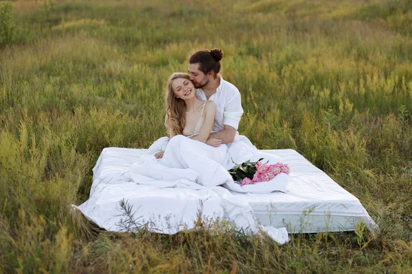 Couple Summer Bed White Linen Guy Kisses Smiling Girl Couple — Stock Photo, Image
