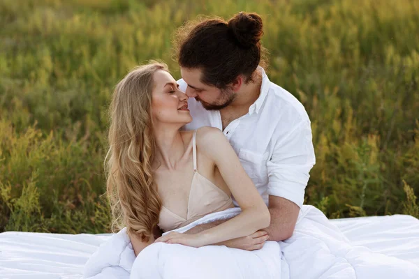 Pareja Besándose Naturaleza Cama —  Fotos de Stock