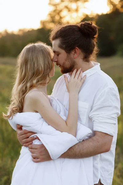 Tipo Abraza Rubia Besa Atardecer Recién Casados Una Cama Naturaleza — Foto de Stock