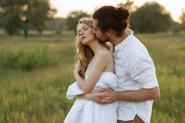 Casal Está Apaixonado Beijando Campo Verão Luz Solar Suave — Fotografia de Stock