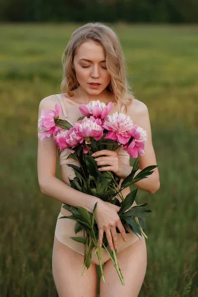 Delikatna Dziewczyna Różowymi Kwiatami Dłoniach Zielonym Tle — Zdjęcie stockowe