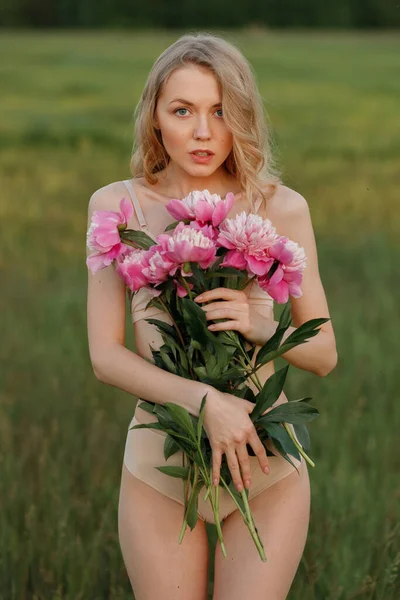 Dziewczyna Bieliźnie Posiada Kwiaty Lecie — Zdjęcie stockowe
