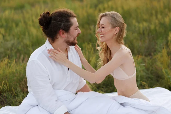 Pareja Son Felices Juntos Una Cama Naturaleza Por Mañana —  Fotos de Stock