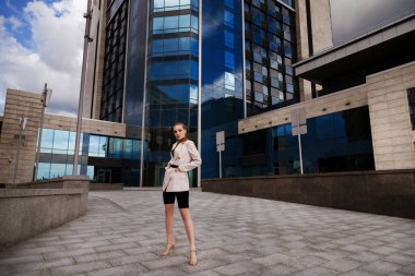 Model üzerinde ofis için şık günlük kıyafetler