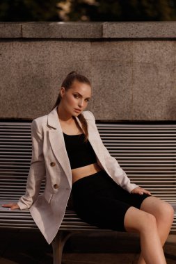 Şehirde yaz yürüyüşüne çıkmış bir kız. Günlük kıyafetlerle.