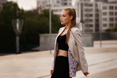 Üstü başı ve ceketi olan manken şehirde dolaşıyor.