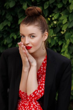 Kız ellerini kokluyor. Chitsat derisi, spa