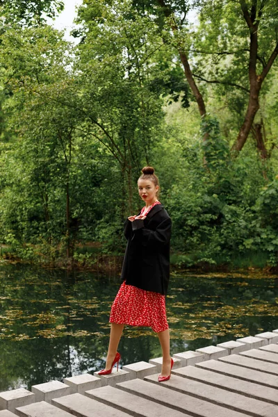 Modèle Dans Des Vêtements Élégants Sur Une Promenade Été Dans — Photo