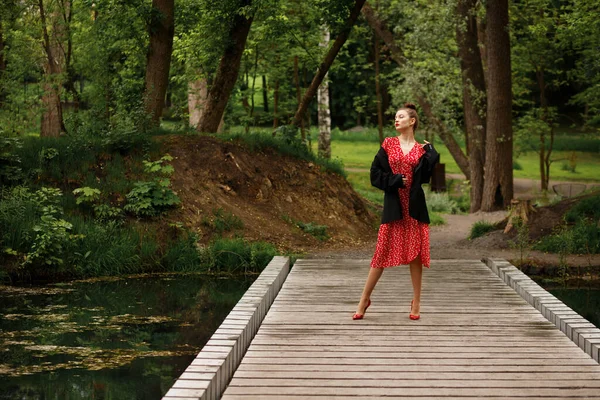 Brunette Fille Dans Parc Dans Soirée Été Rendez Vous Vêtements — Photo