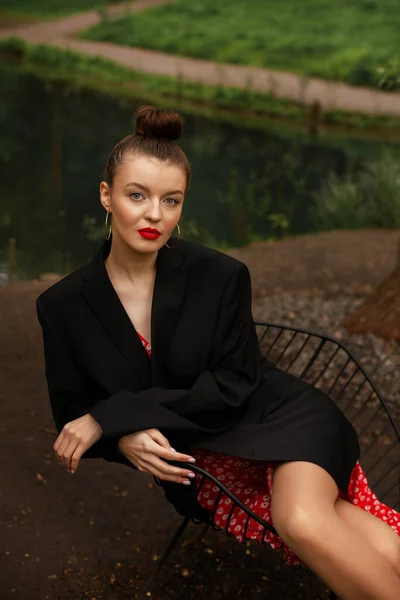 Menina Roupas Românticas Parque Verão Passeio Modelo Casaco Preto Vestido — Fotografia de Stock