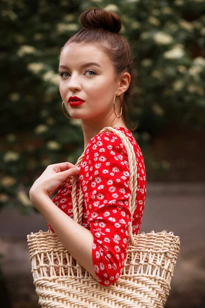 Portret Modelki Dużej Czerwonej Sukience Słomkowym Workiem Latem Parku Deszczu — Zdjęcie stockowe