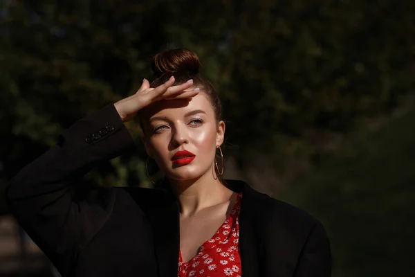 Menina Cobre Rosto Sol Brilhante Maquiagem Glamourosa Lábios Vermelhos — Fotografia de Stock