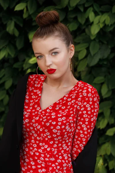 Retrato Uma Menina Fundo Verde Modelo Vestido Vermelho Maquiagem Verão — Fotografia de Stock