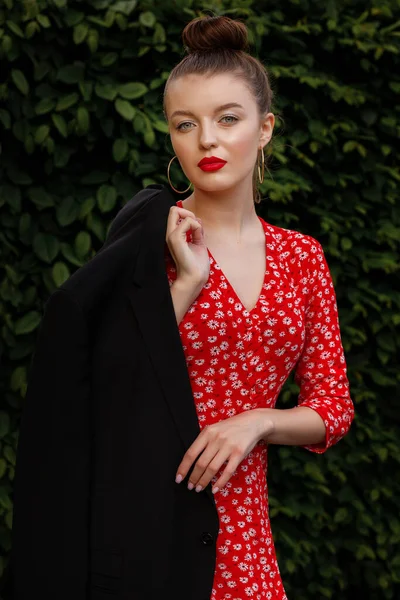 Menina Com Lábios Vermelhos Maquiagem Noite Vestido Vermelho Com Impressão — Fotografia de Stock