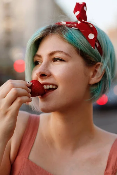 Girl Blue Hair Eats Strawberries Summer — Stock Photo, Image