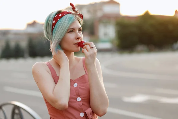 Mädchen Mit Buntem Haar Isst Erdbeeren — Stockfoto