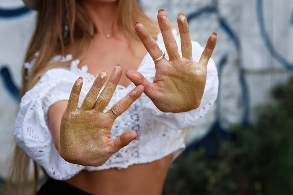 Hände Eines Mädchens Goldenem Glanz — Stockfoto