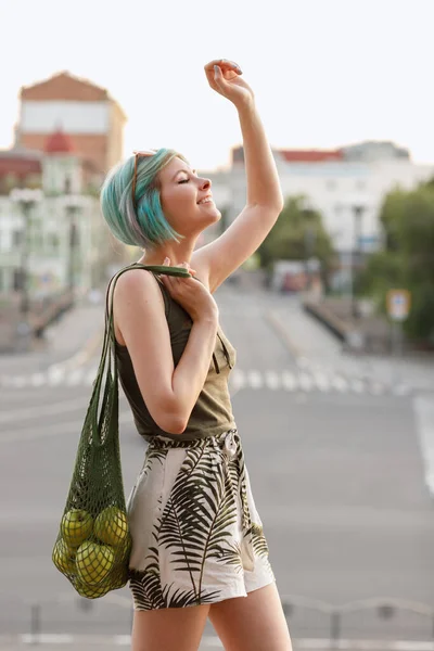Gelukkig Emotioneel Meisje Met Veelkleurig Haar Een Shopper Met Appels — Stockfoto