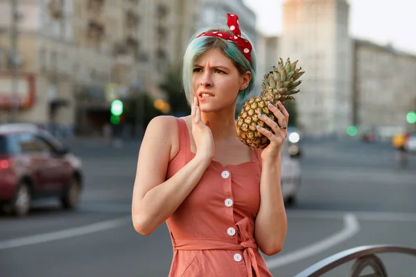 Emotioneel Meisje Houdt Ananas — Stockfoto