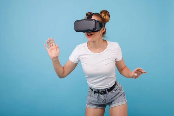 Girl Viar Glasses Virtual Reality Glasses Blue Background — Stock Photo, Image