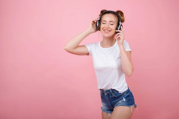 Meisje Wit Shirt Luistert Naar Muziek Kopstukken Roze Achtergrond — Stockfoto