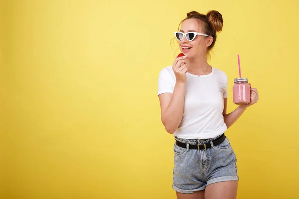 Jong Meisje Een Wit Shirt Bril Met Aardbeien Smoothies Een — Stockfoto