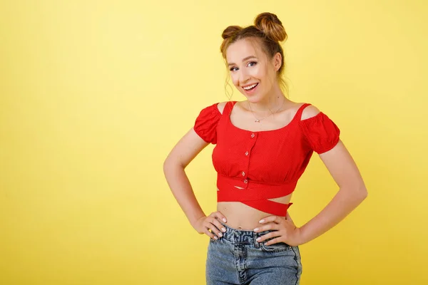 Chica Rojo Superior Sonríe Sobre Fondo Amarillo —  Fotos de Stock