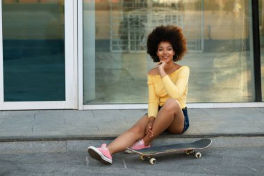 Koyu tenli kaykaycı yazın yürüyüşe çıkar.