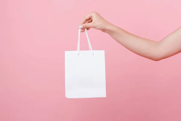 Mano Una Bolsa Blanca Bajo Logotipo Sobre Fondo Rosa — Foto de Stock