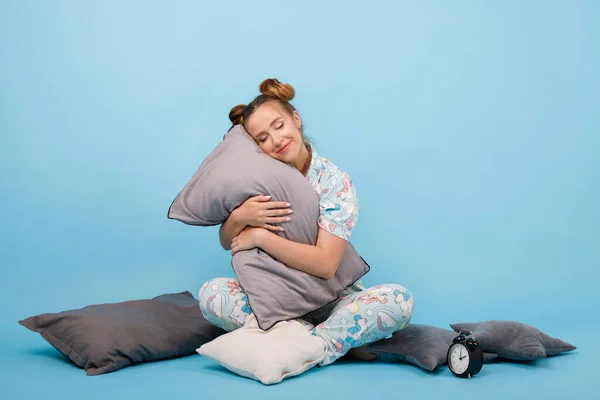 Menina Abraça Travesseiro Não Quer Acordar Fundo Azul Bom Dia — Fotografia de Stock