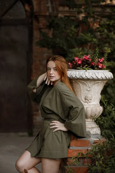 Menina Com Sardas Com Longos Cabelos Vermelhos Quimono Verão Verde — Fotografia de Stock