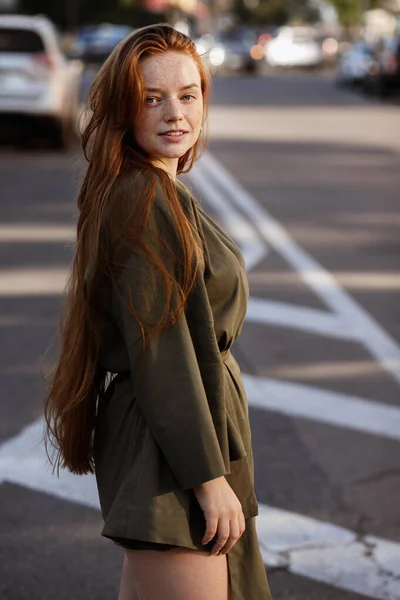 Dziewczyna Piegami Długimi Czerwonymi Włosami Lecie — Zdjęcie stockowe