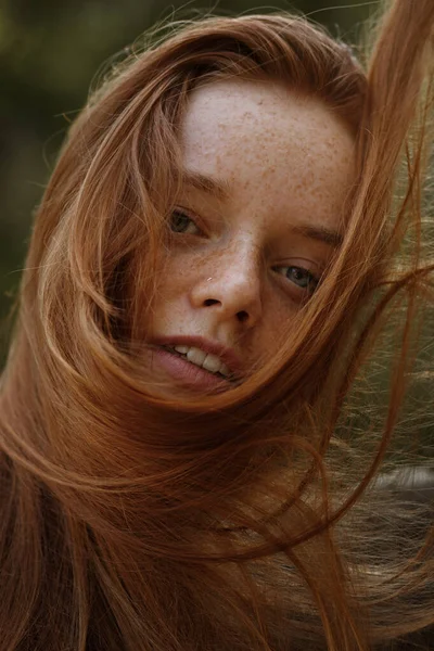 Velký Portrét Rusovlasé Dívky Pihami — Stock fotografie