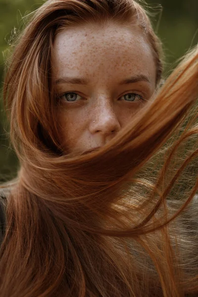 Retrato Uma Menina Cabelos Vermelhos Com Sardas Com Olhar Bonito — Fotografia de Stock