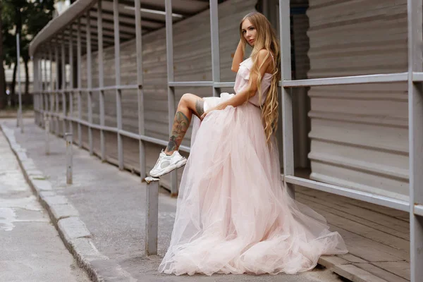 Дівчина Пудровій Весільній Сукні Гетто — стокове фото