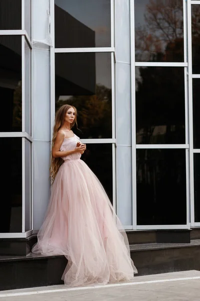 Дівчина Весільній Рожевій Сукні Літній Міський Чорному Тлі — стокове фото