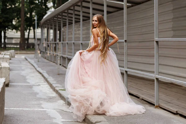 Braut Pinkfarbenen Brautkleid Läuft Durch Die Stadt — Stockfoto