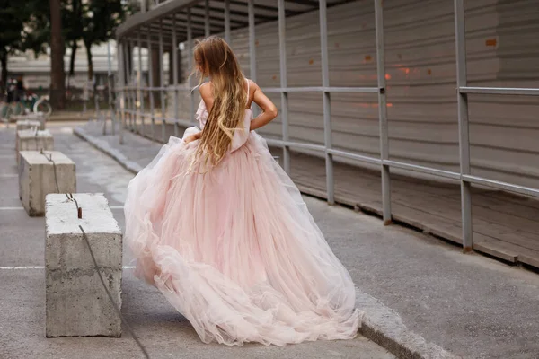 Romantik elbiseli kız şehre gidiyor.