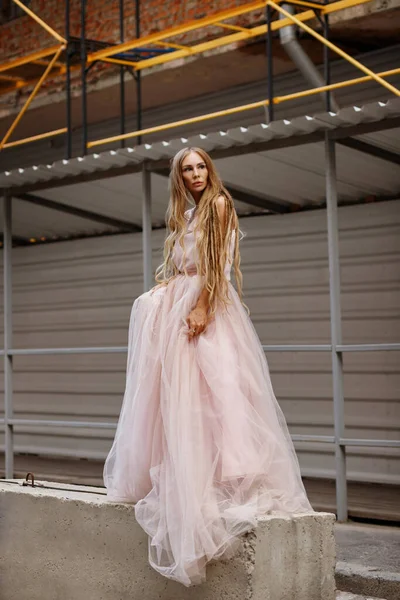 Дівчина Довгій Рожевій Сукні Місті — стокове фото