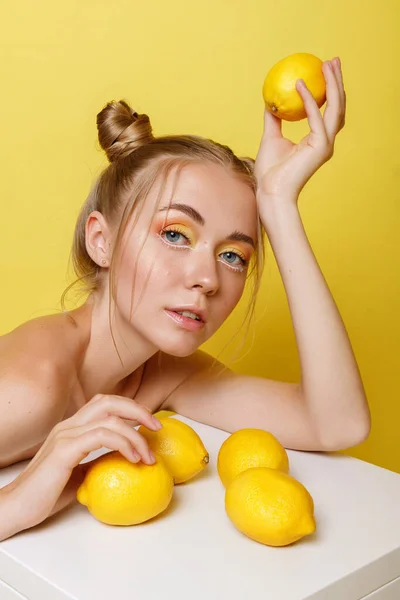 Girl Lemons Yellow Background Bright Makeup Summer Mood — Stock Photo, Image