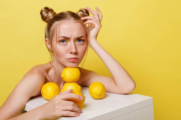 Emotional Girl Lemons Yellow Background — Stock Photo, Image