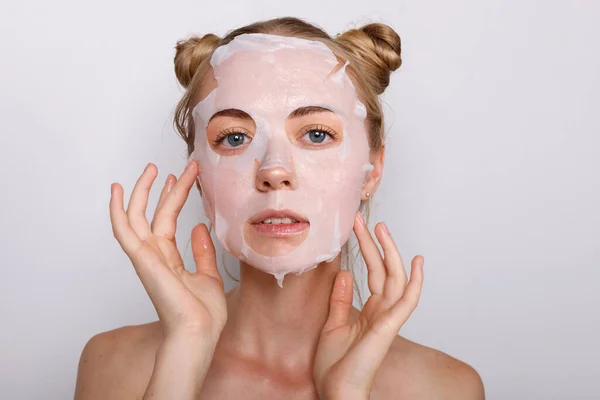 Fille Dans Masque Tissu Sur Son Visage Cosmétologie — Photo