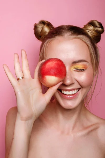 Het Meisje Glimlacht Met Een Perzik Heldere Make Zomerachtergrond Zomerbui — Stockfoto