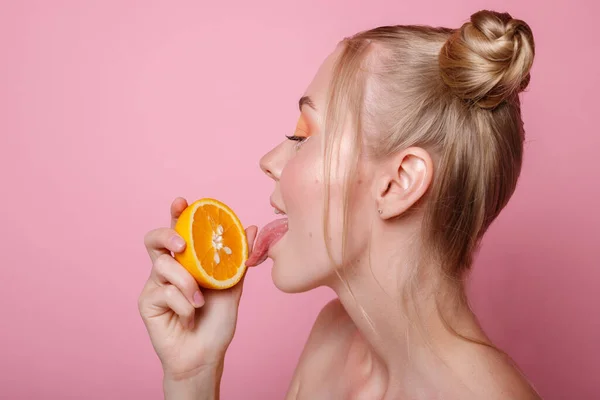 Mädchen Mit Orangefarbenem Sommer Auf Rosa Hintergrund — Stockfoto