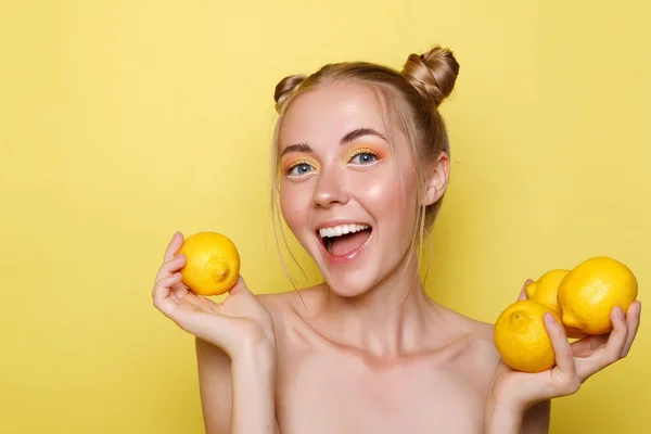 Счастливая Девушка Лимонами Желтом Фоне — стоковое фото