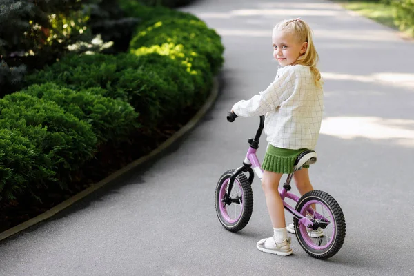 Bambino Bicicletta Nel Parco — Foto Stock
