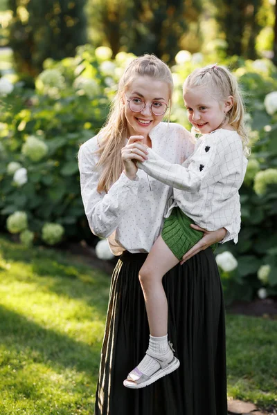 Feliz Mamá Hija Jardín Verano Para Dar Paseo — Foto de Stock